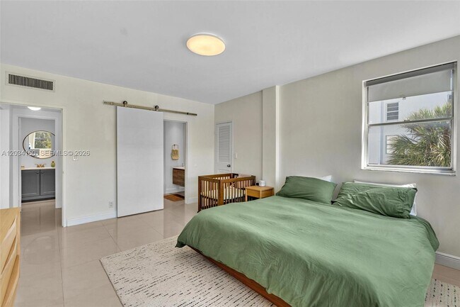 Foto del edificio - 9381 E Bay Harbor Dr