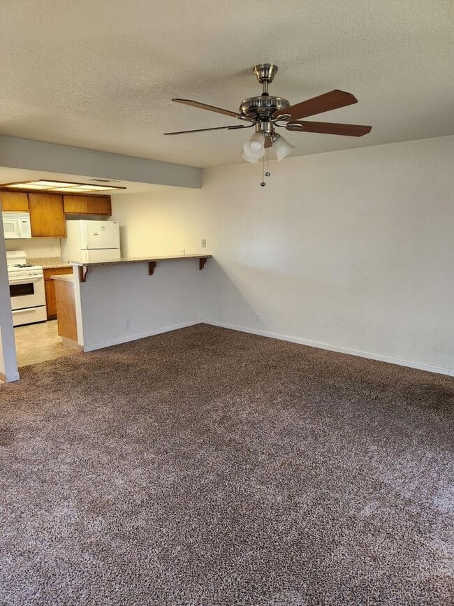 Building Photo - Lovely 2 Bedrooms 1.5 Bathrooms townhouse
