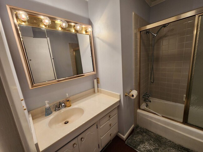 Foto del edificio - 3153 Bonhurst Dr