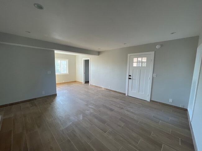Building Photo - 13425 Vanowen St