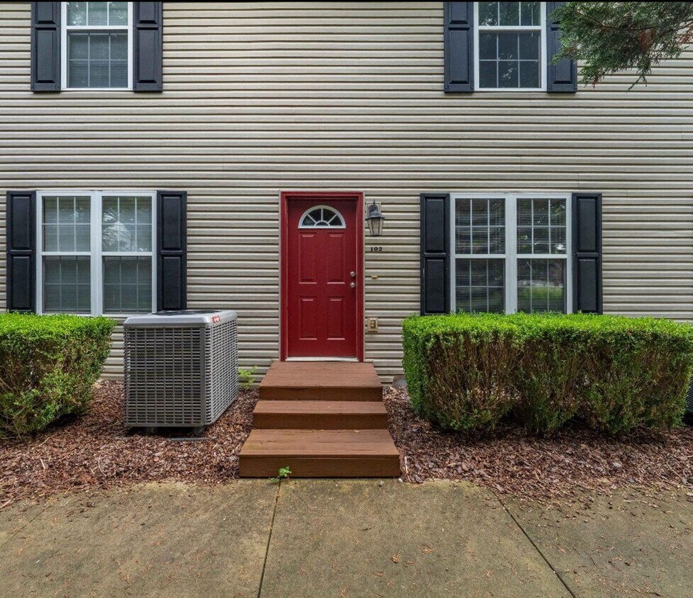 Primary Photo - Great Location - 2 Bedroom/2.5 Bath Condo ...