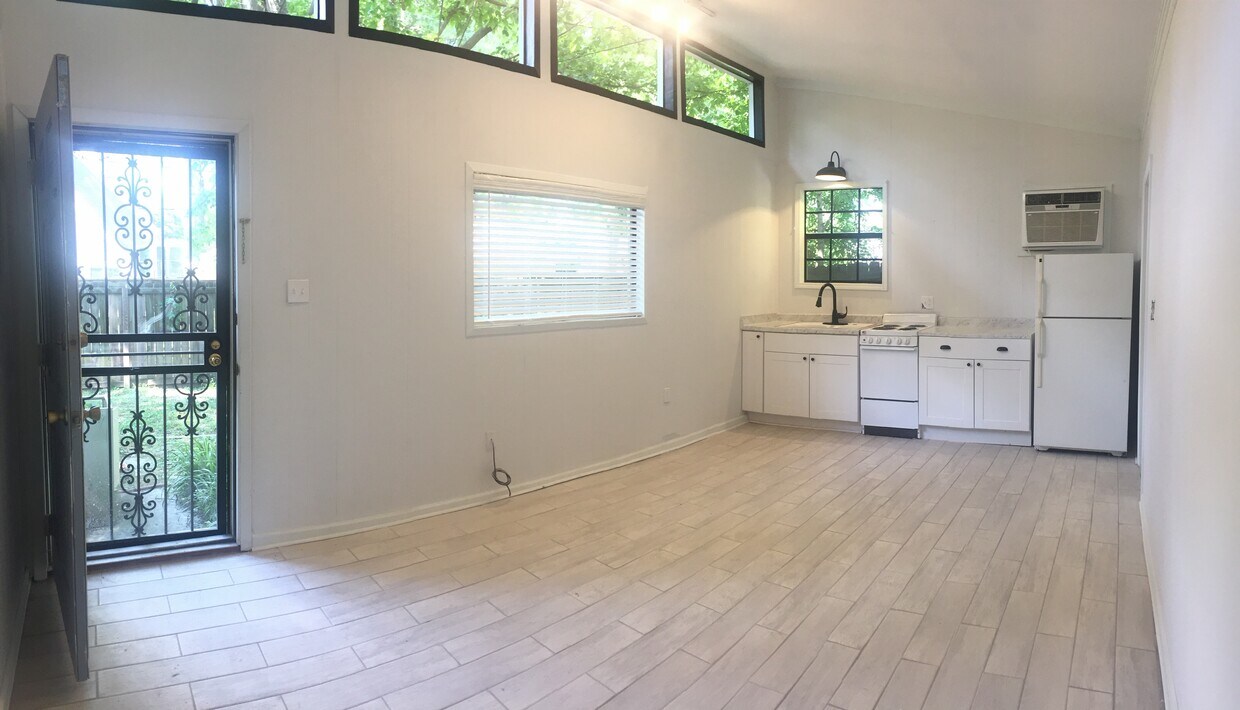 Renovated apartment with ceramic tile floor and beautiful windows - 1742 N Parkway