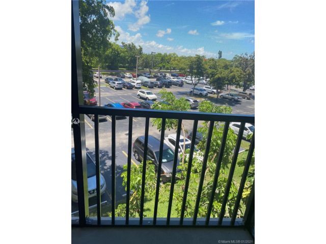 Foto del edificio - 900 NE 195th St