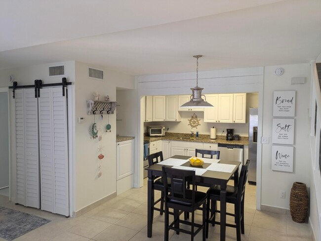 Building Photo - 1772 Gulfstream Ave