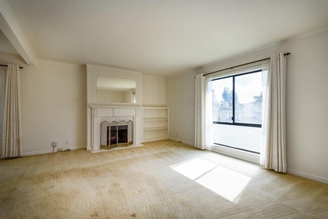 Building Photo - 19 Greenwood Dr