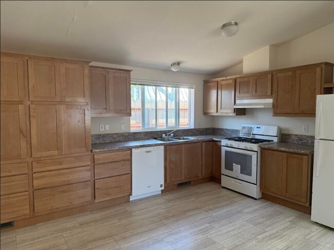 Foto del edificio - Newer 2 bedroom house on quiet street