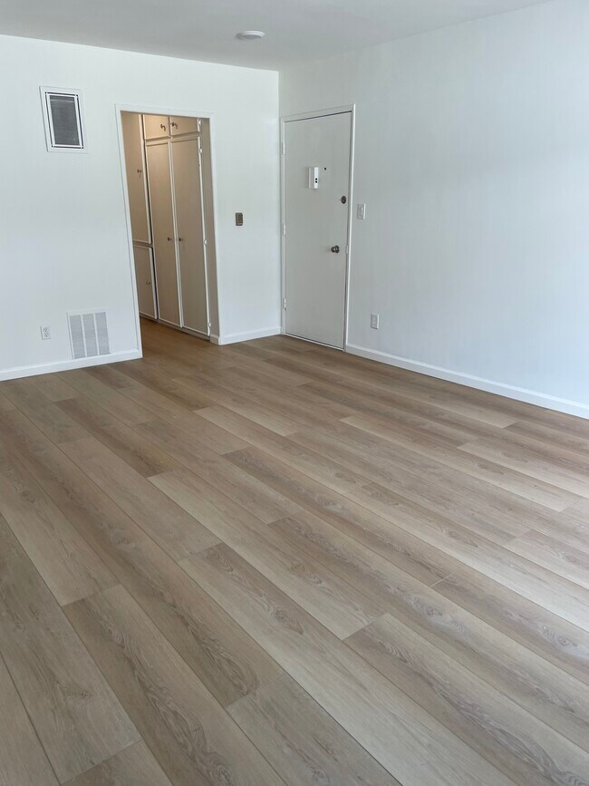 Sala de estar con nueva iluminación LED empotrada - 2450 Purdue Ave