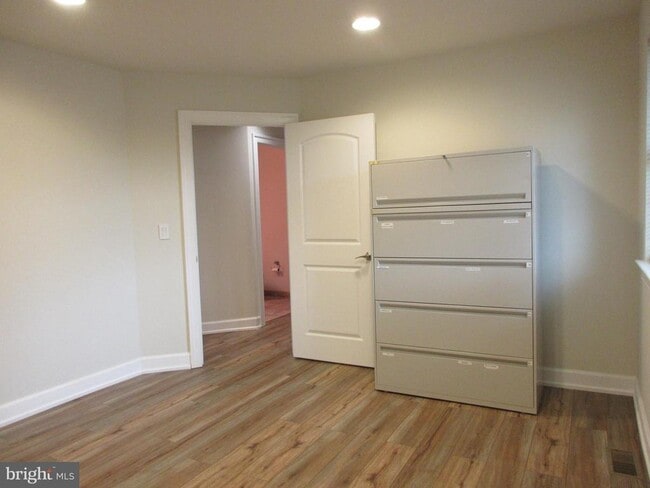 Building Photo - 10 N Stiles Ave