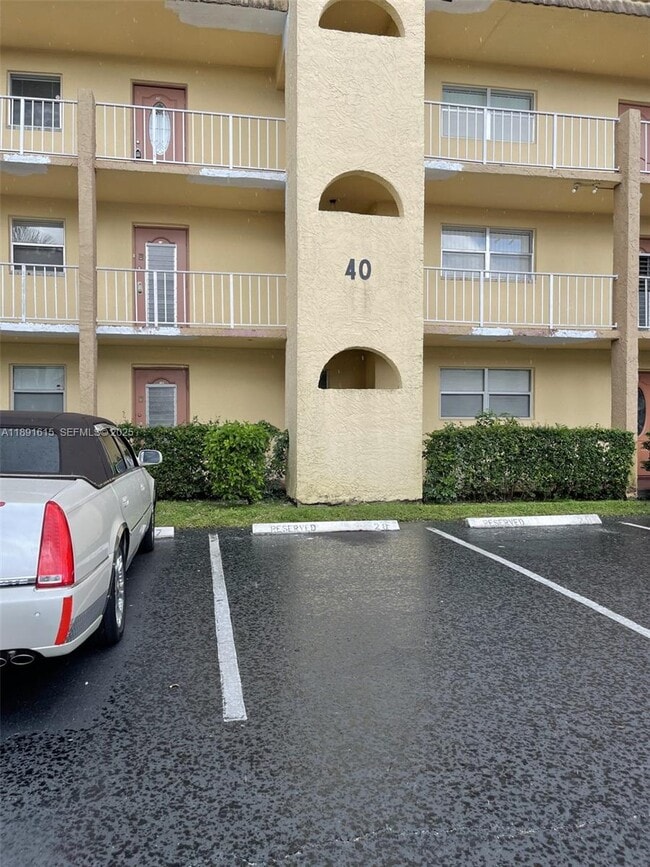 Foto del edificio - 8285 Sunrise Lakes Blvd