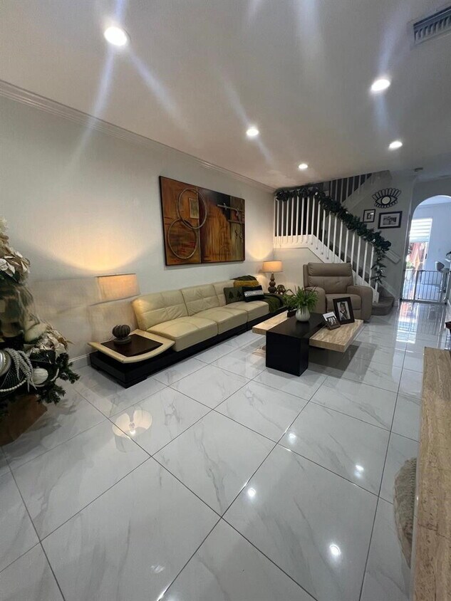 Foto principal - 5621 NW 112th Ct