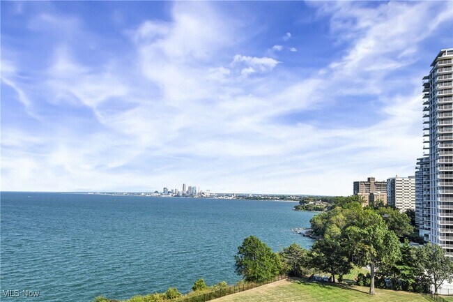 Foto del edificio - 12900 Lake Ave