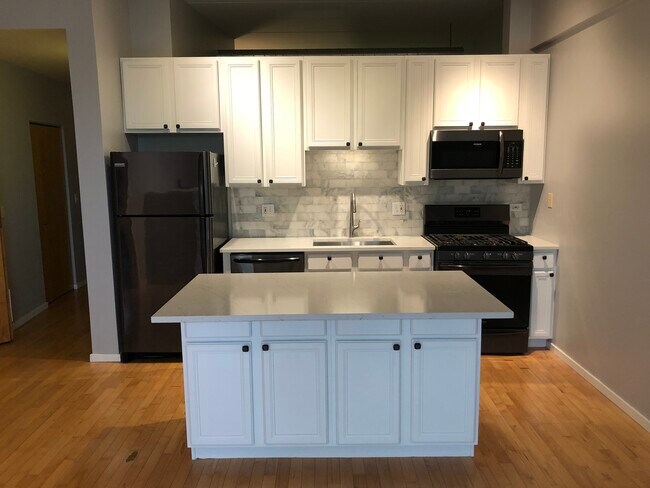 Kitchen - 3944 N Claremont Ave