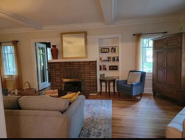 Building Photo - 708 S Busey Ave