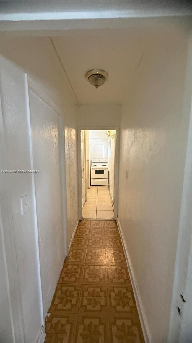 Foto del edificio - 725 Opa-locka Blvd