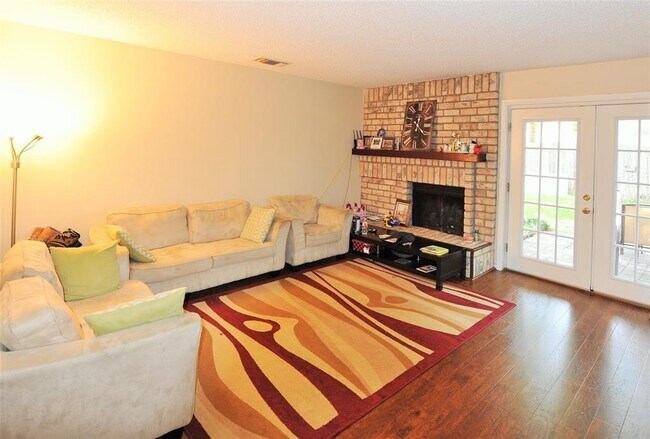 Foto del edificio - 2115 Braesmeadow Ln