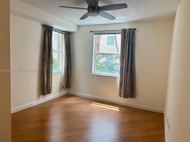 Foto del edificio - 17100 N Bay Rd