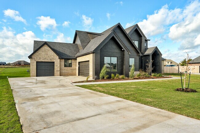 Building Photo - 2101 Dax Ln