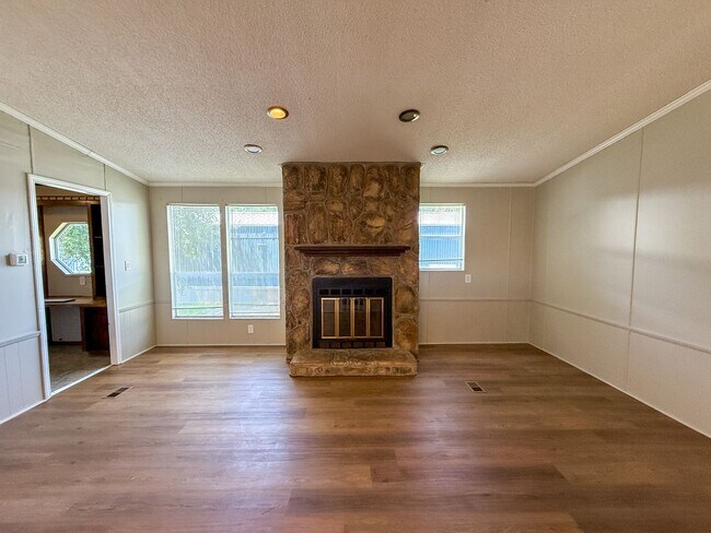 Foto del edificio - 3 bedroom 2 bath mobile home with tons of ...