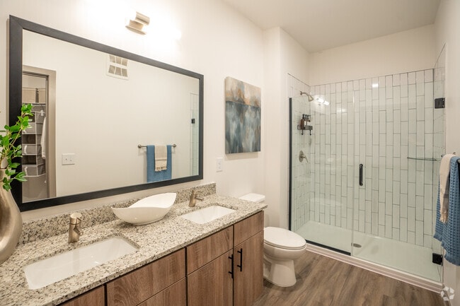 2BR, 2BA - 1,122SF - Bathroom - Colina WeHo