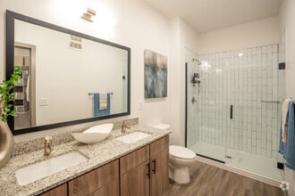 2BR, 2BA - 1,122SF - Bathroom - Colina WeHo