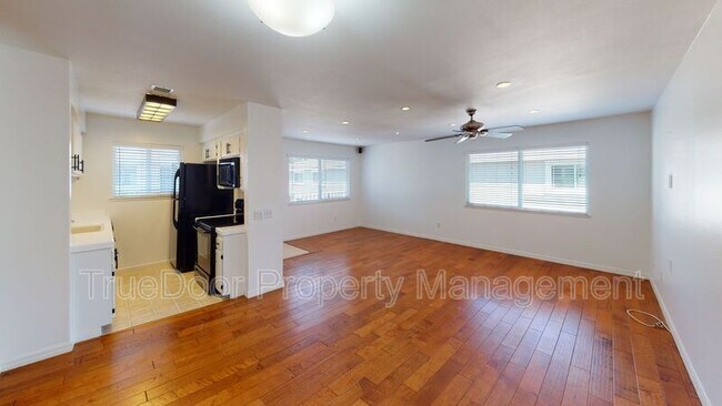 Building Photo - 4608 Via Vista Cir