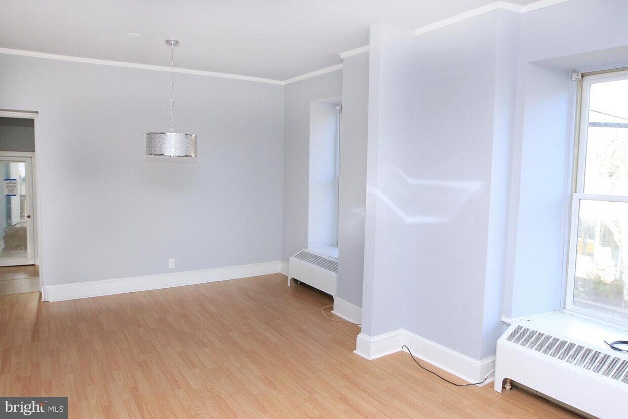 Primary Photo - 4 W Bridge St