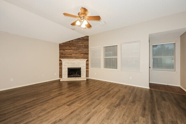 Foto del edificio - 430 Creekwood Ct