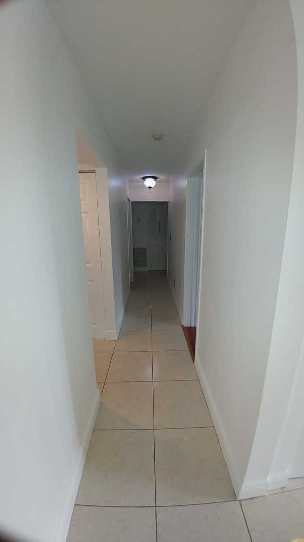 Foto del edificio - Beautiful Renovated 3/1 | Limited-Time Lab...
