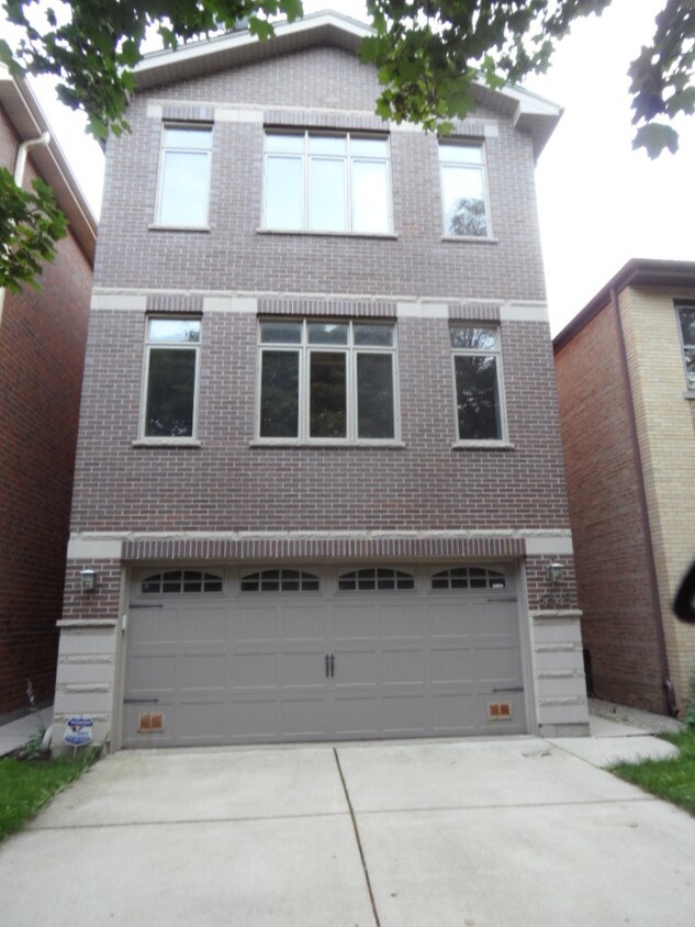 Primary Photo - 5329 W Windsor Ave