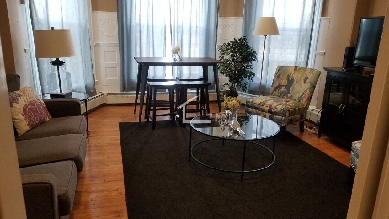 Building Photo - Renovated One Bed Just Steps From Boston U...