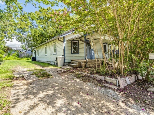 Building Photo - 2314 Santa Rosa St