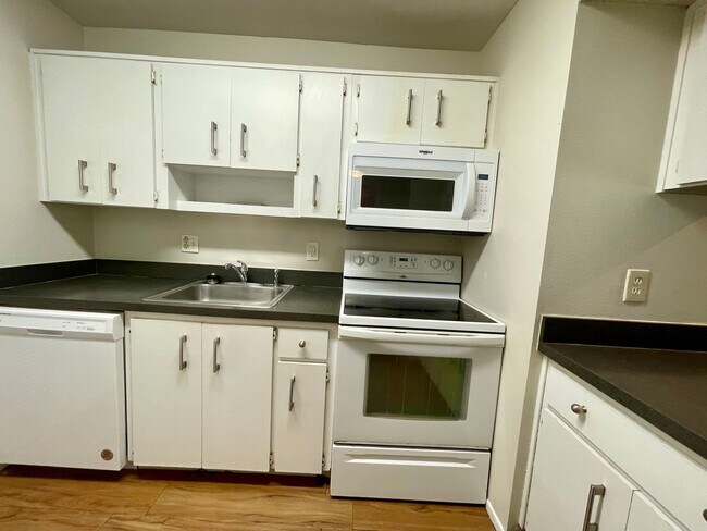 Building Photo - 2 BEDROOM 2 BEDROOM IN RAINTREE