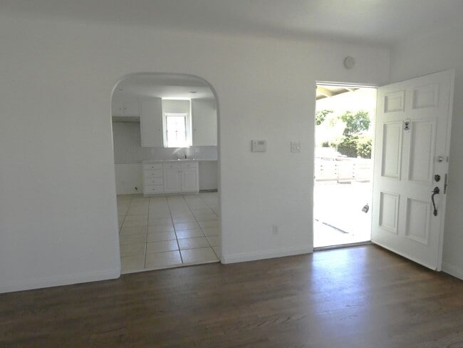 Building Photo - *Available NOW  in Inglewood!*