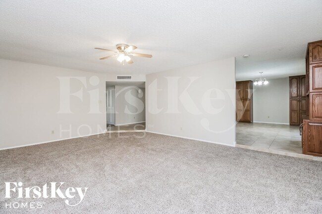 Building Photo - 614 E Greenway Dr