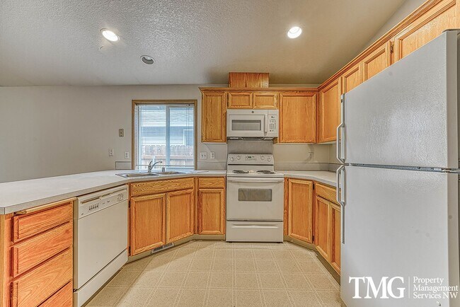 Foto del edificio - Spacious 3-Bedroom Ranch in Desirable Fish...