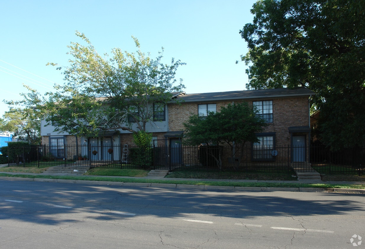 Building Photo - 5911 Ross Ave