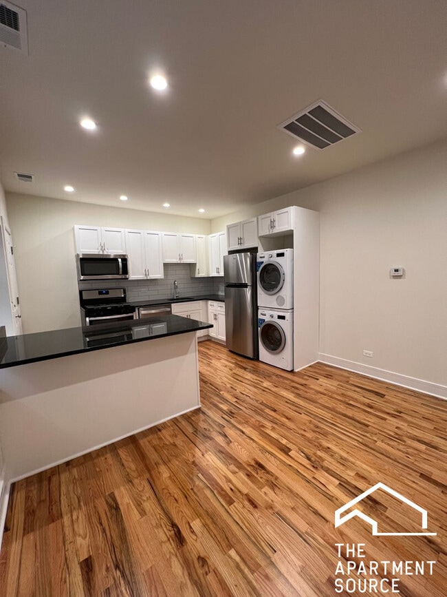 Building Photo - 3230 N Clark St