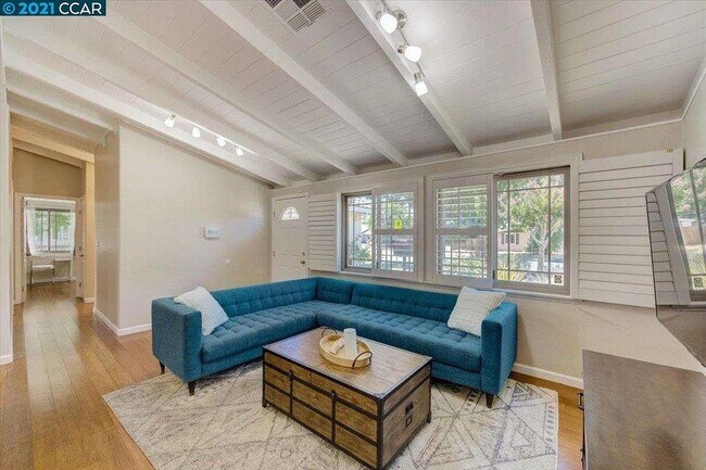 Building Photo - 3372 Esperanza Dr