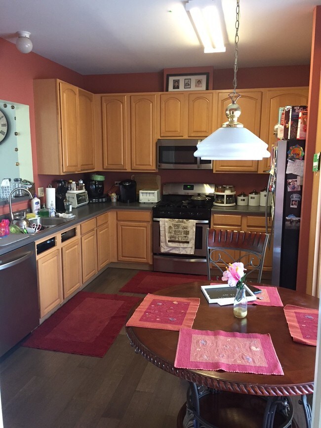Kitchen - 1086 Savoy Ct