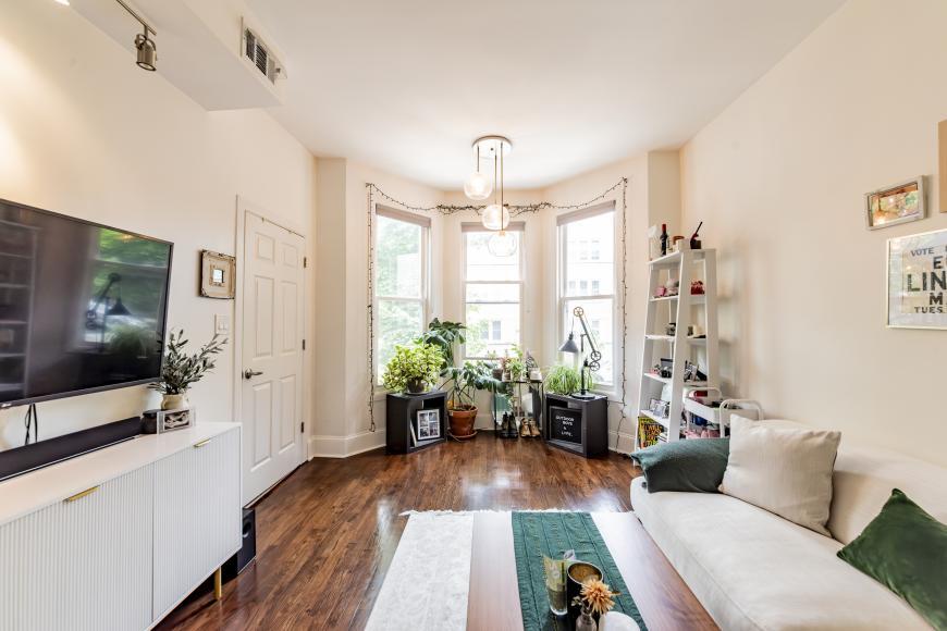 Foto principal - 2 bedroom in Roscoe Village IL 60618