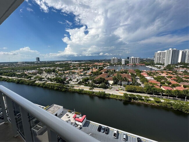 Foto del edificio - 3675 N Country Club Dr