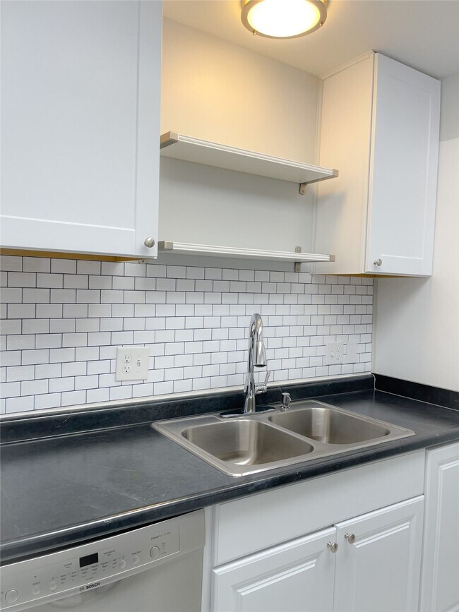 Foto del edificio - 2744 Briarhurst Dr