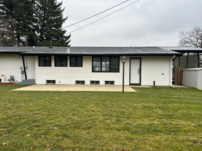 Foto del edificio - 3 Bedroom, 1.5 Bathroom House