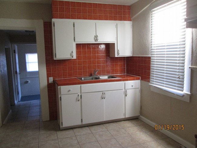 Building Photo - CENTRAL: 2 BR 1 BTH