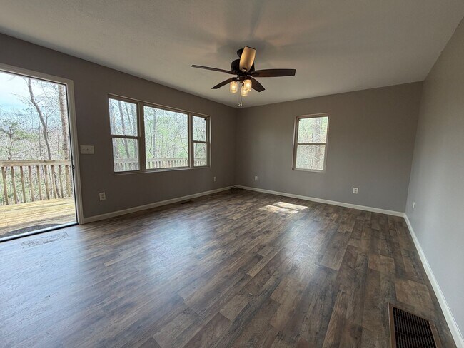 Foto del edificio - East AVL - Ready now! Big Basement!