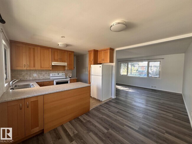 Building Photo - 7504-7577 77 Ave NW