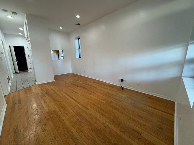 Building Photo - 817 N Hoyne Ave
