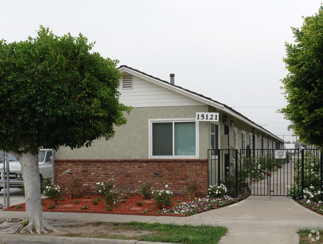 Building Photo - 15121 Van Buren St