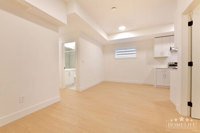 Photo du bâtiment - Brand New 2 Bedroom + Den Basement Suite in Desirable South Surrey