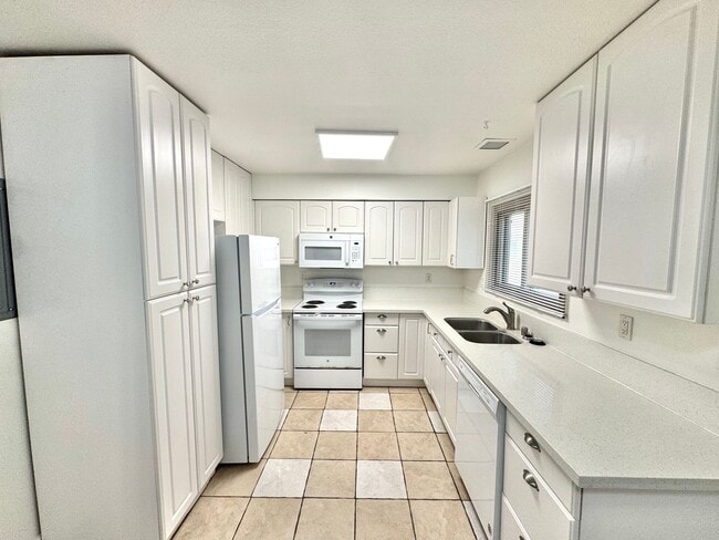 Building Photo - Beautiful 2bd/1.5ba Townhome in Pt. Loma Tennis Club! Pool, gym, jacuzzi, parking, views!